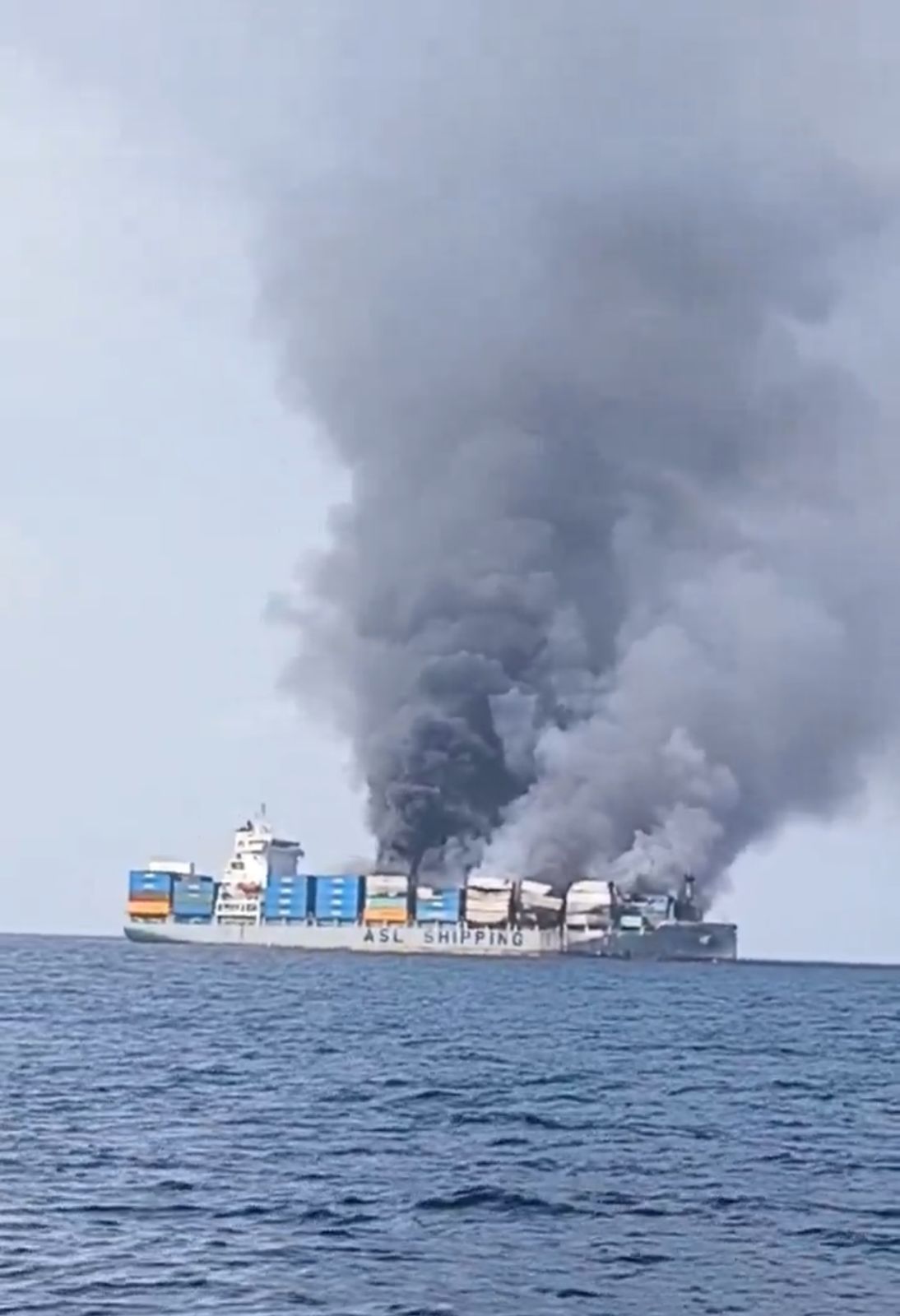 اندلاع حريق ضخم على متن سفينة الحاويات ASL Bauhinia في جنوب البحر الأحمر .. فيديو