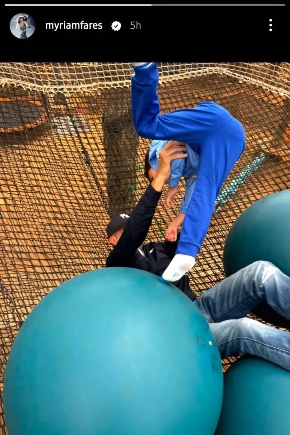 صورة عفوية لزوج ميريام فارس مع ابنهما