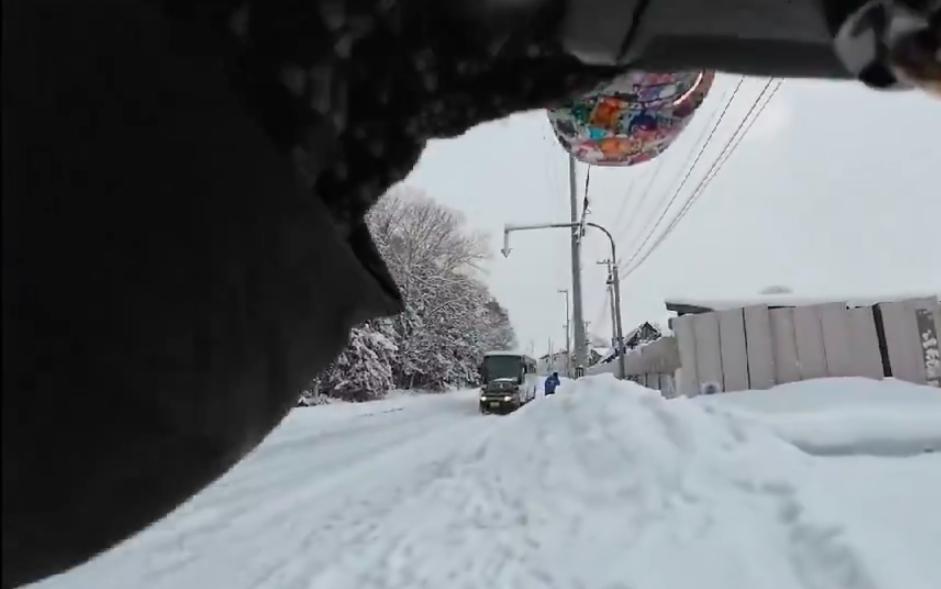 حافلة تنزلق على الشارع وتدفع سيارة بها عائلة كاملة في مشهد مروع .. فيديو