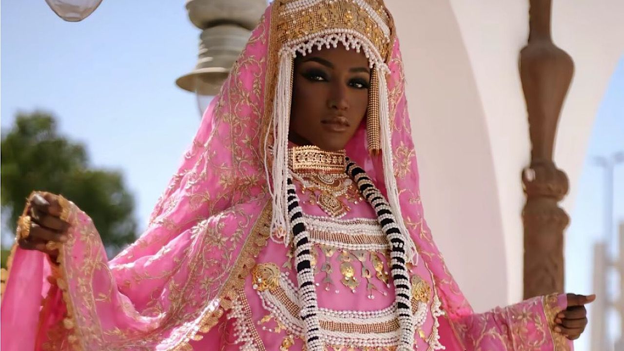 عبير سندر وزوجها يحتفلان بيوم التأسيس على طريقتهما الخاصة.. صور