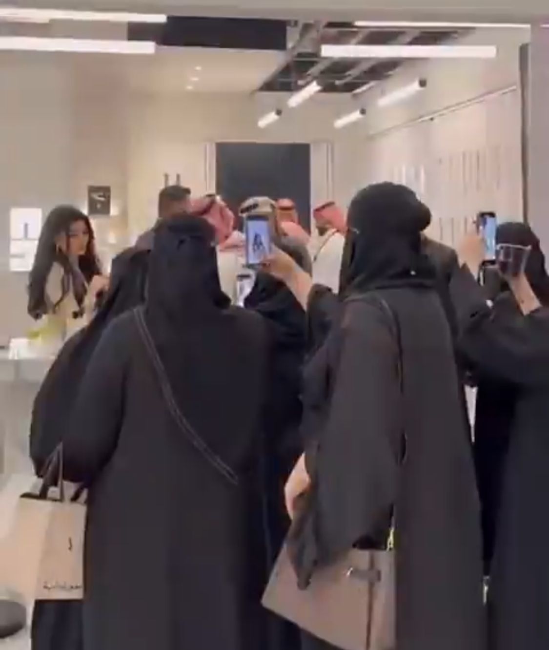 ملكة كابلي تلفت الأنظار وتتفاعل مع الصغار بالتقاط الصور التذكارية .. فيديو