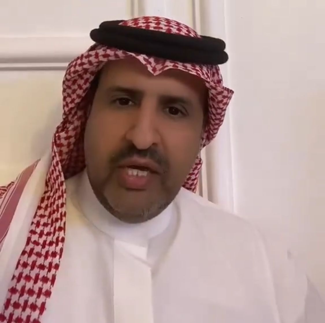 شاعر سعودي يرحب بالرئيس السوري أحمد الشرع على طريقته الخاصة .. فيديو