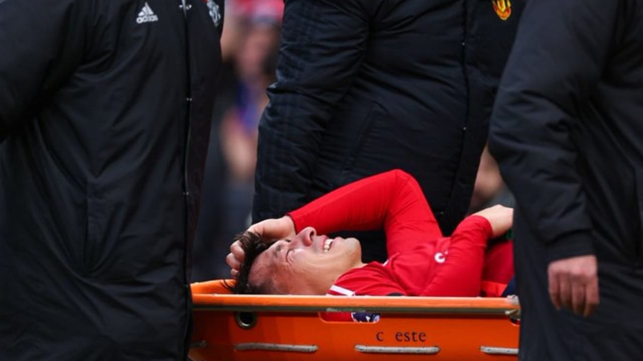 مانشستر يونايتد يعلن إصابة مدافعه في الرباط الصليبي