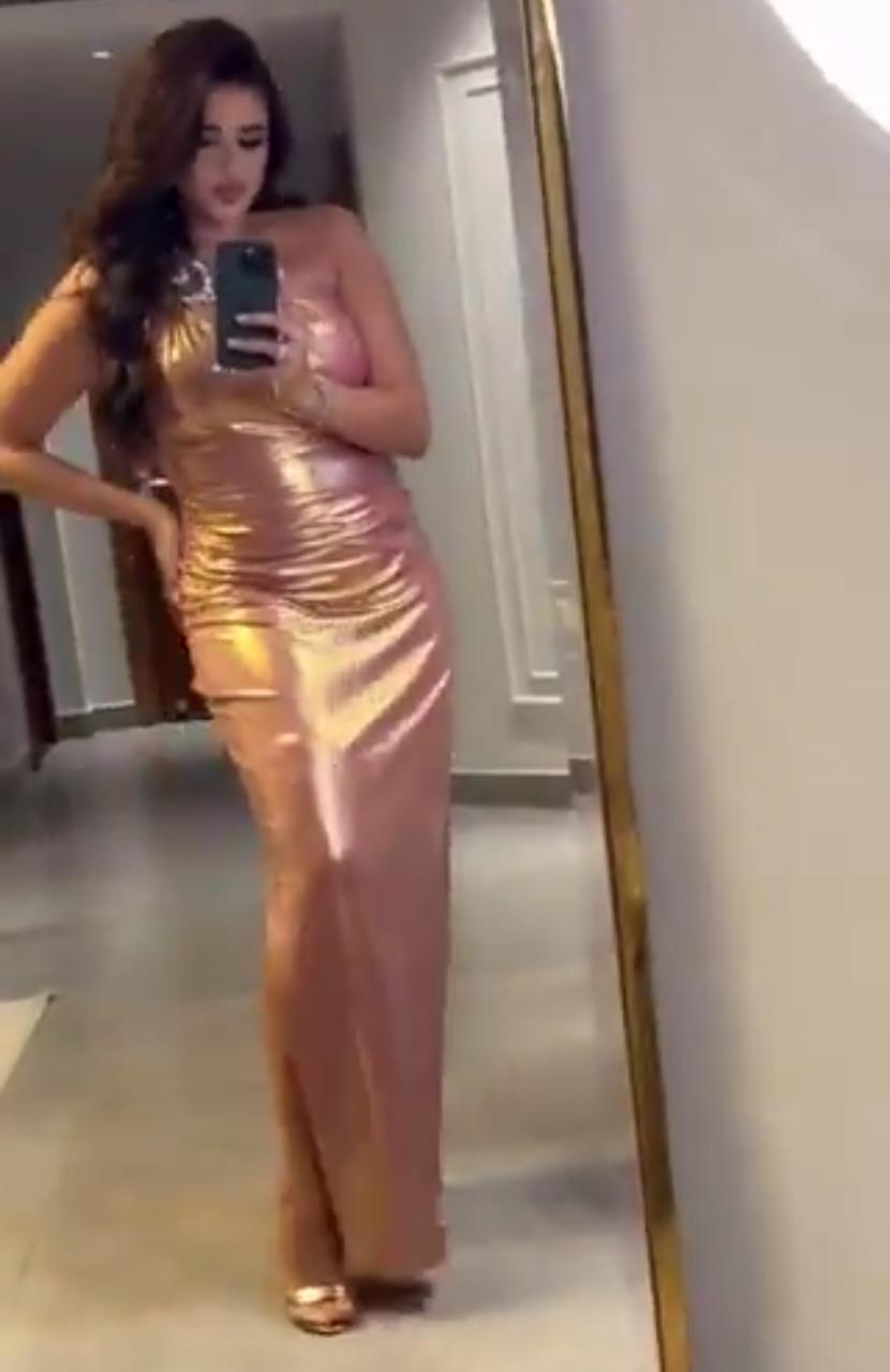 ياسمين عبدالعزير تتألق بفستان لامع في أحدث ظهور لها .. فيديو