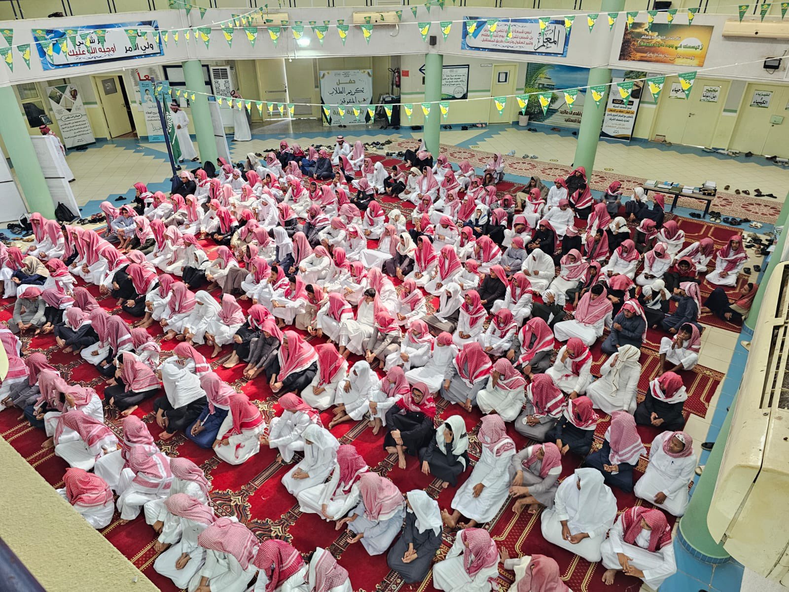 طلاب يصلون وهم ملتزمون بالزي الوطني تثير تفاعلا واسعا.. صور