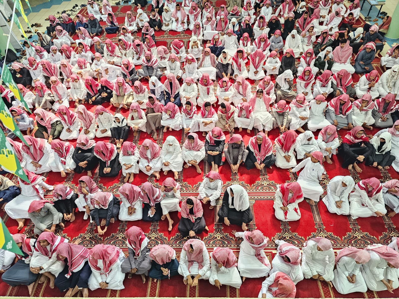 طلاب يصلون وهم ملتزمون بالزي الوطني تثير تفاعلا واسعا.. صور