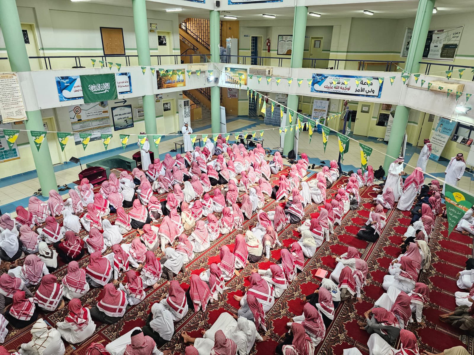 طلاب يصلون وهم ملتزمون بالزي الوطني تثير تفاعلا واسعا.. صور