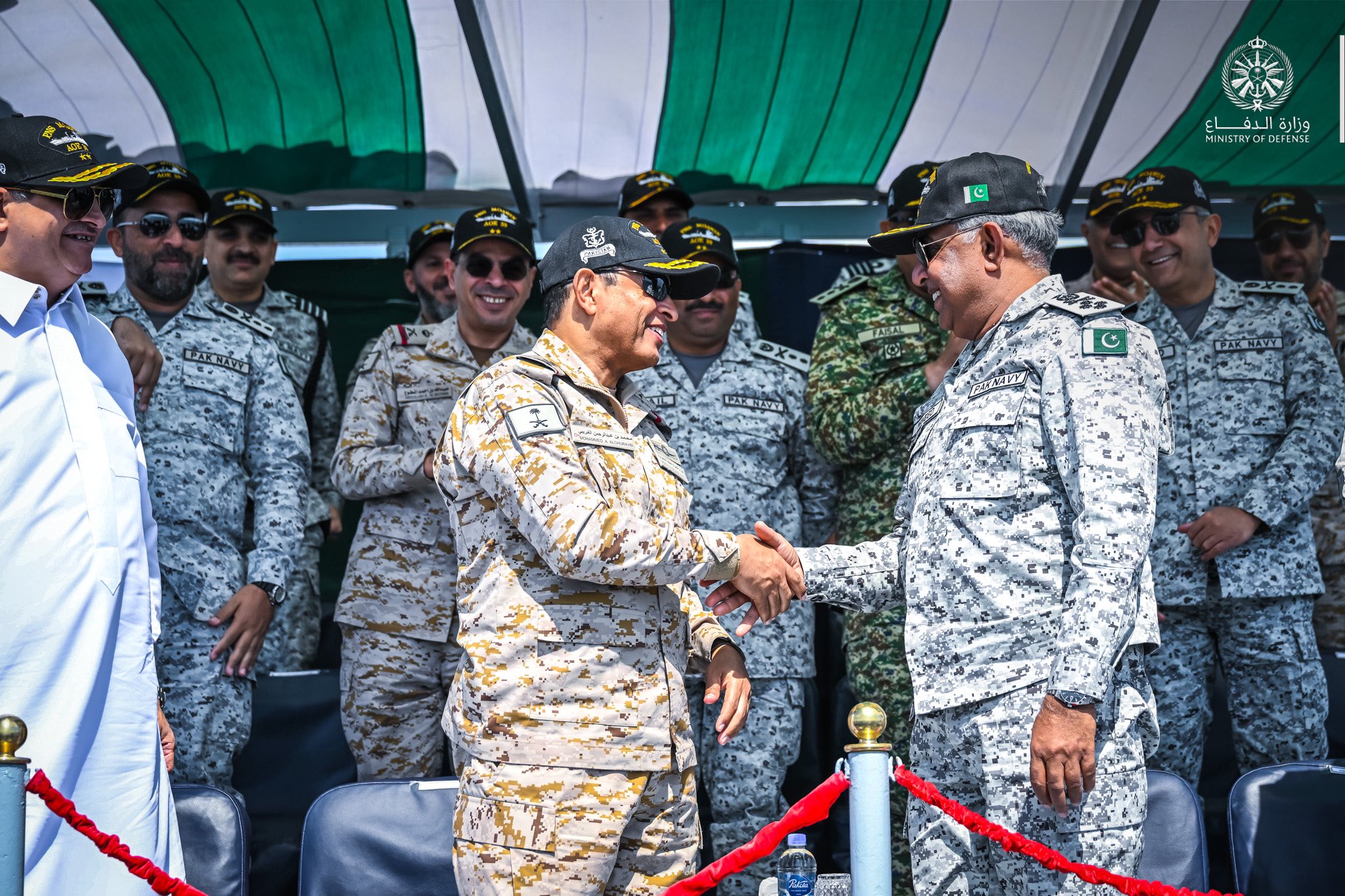 القوات البحرية ونظيرتها الباكستانية تنفذان رماية بالصواريخ على الأهداف.. صور