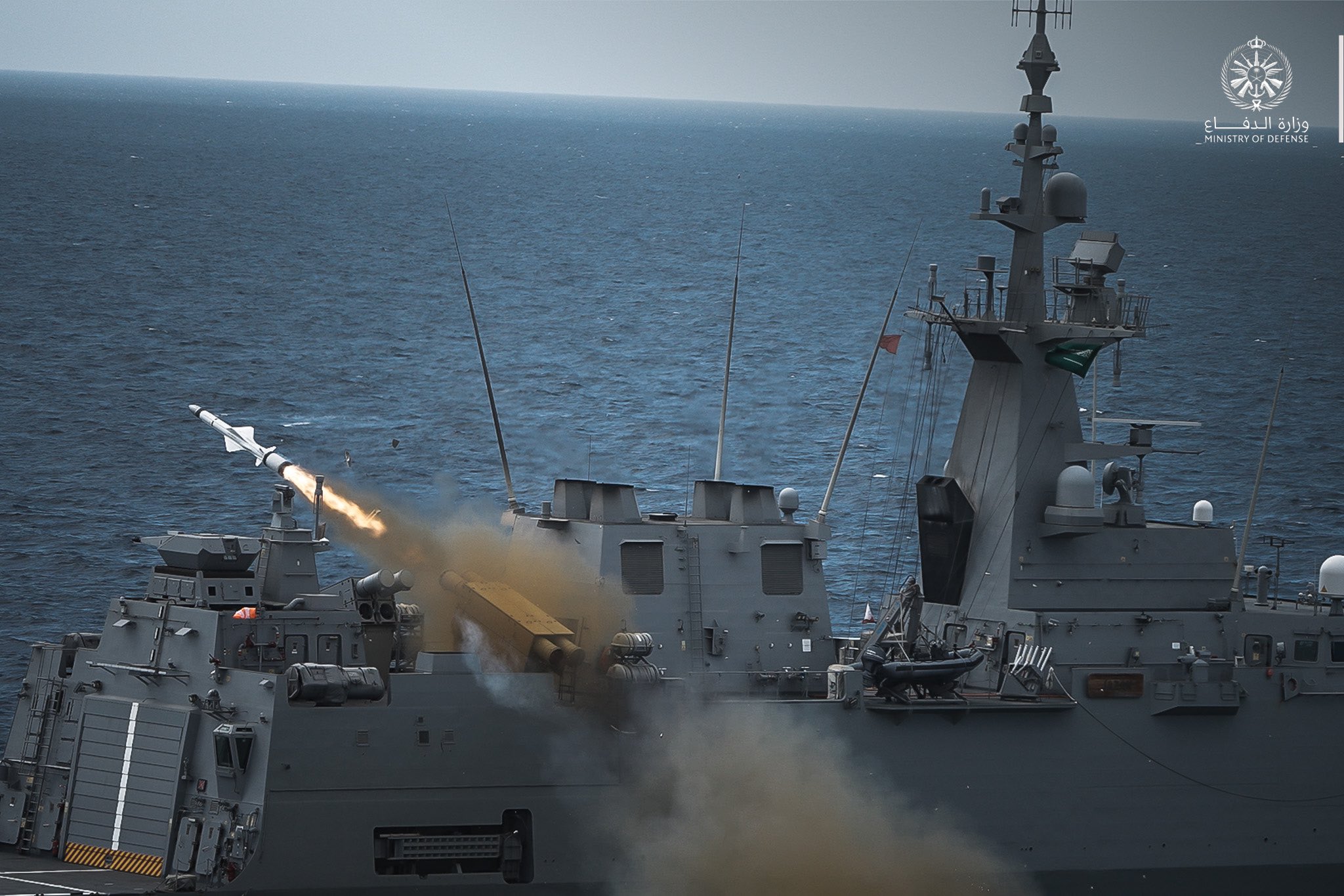 القوات البحرية ونظيرتها الباكستانية تنفذان رماية بالصواريخ على الأهداف.. صور