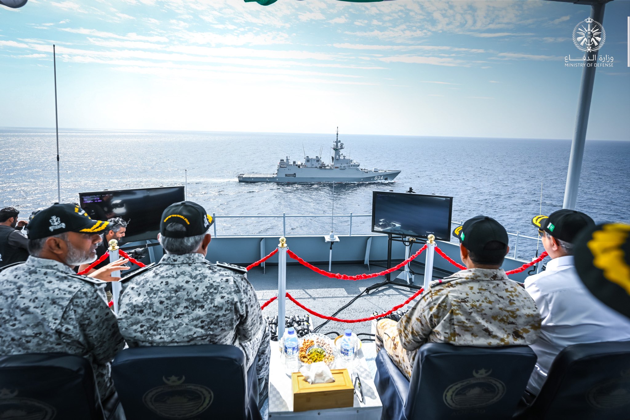 القوات البحرية ونظيرتها الباكستانية تنفذان رماية بالصواريخ على الأهداف.. صور