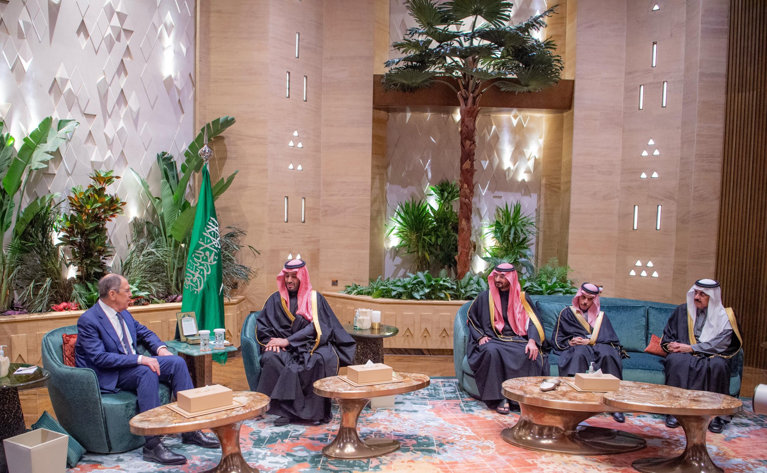 ولي العهد يستقبل وزير الخارجية الروسي.. فيديو وصور