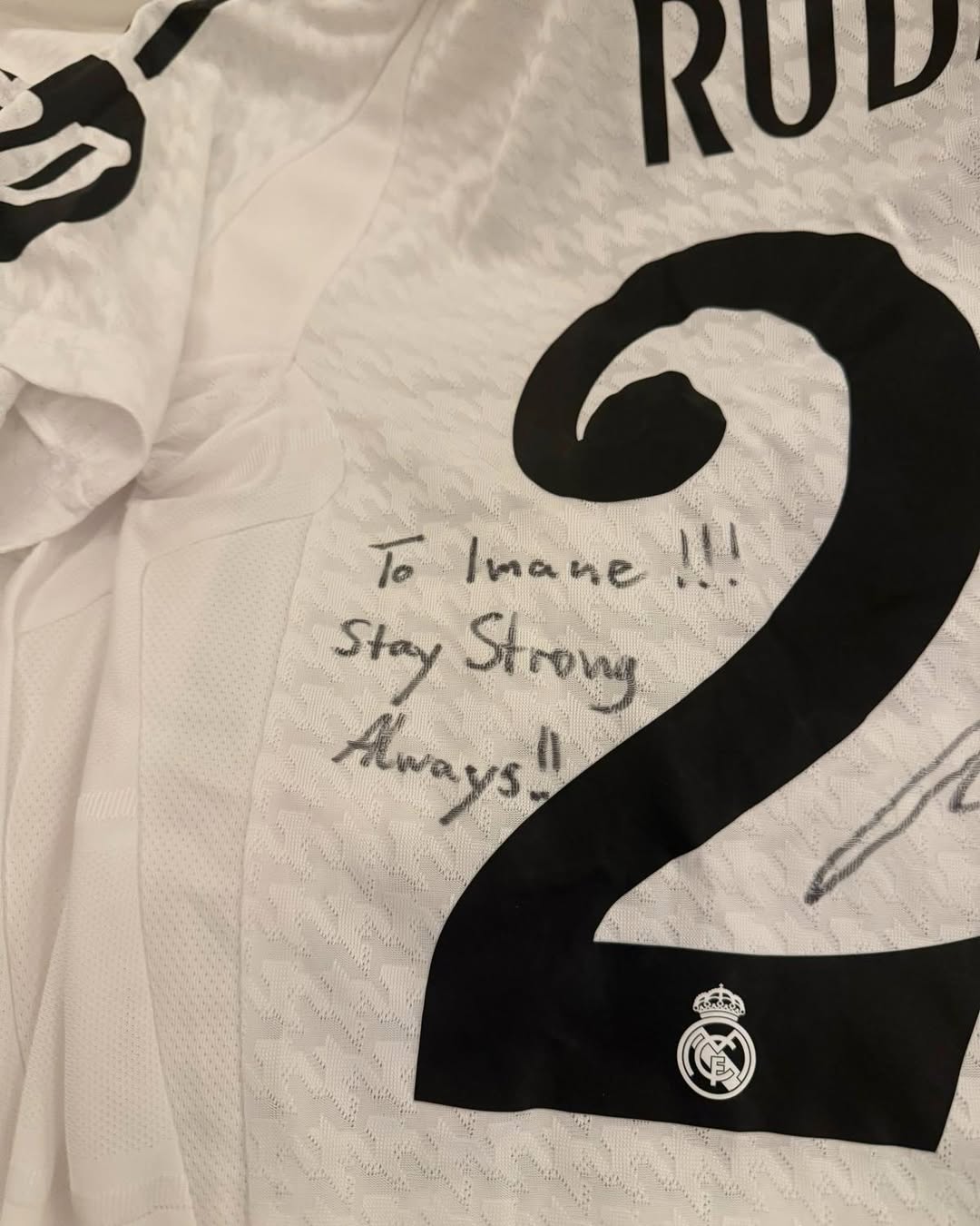 مدافع ريال مدريد يقدم هدية لـ إيمان خليف .. صور