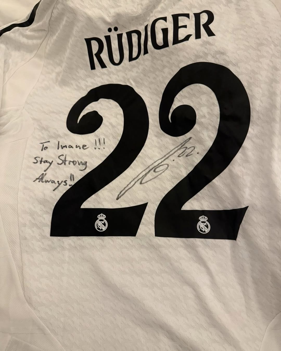 مدافع ريال مدريد يقدم هدية لـ إيمان خليف .. صور