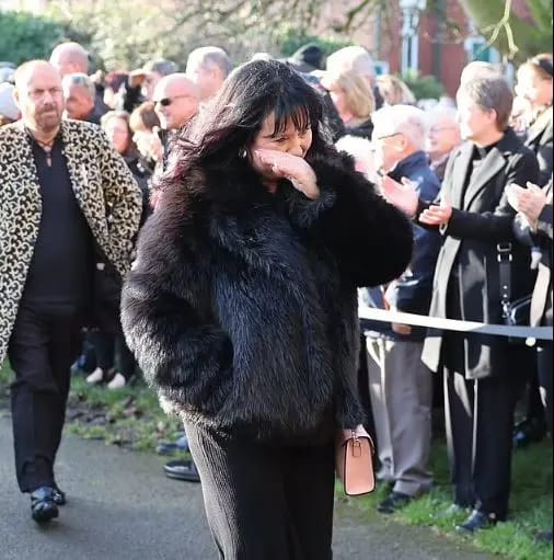 وداع مؤثر للمغنية الأيرلندية ليندا نولان في بلاكبول .. فيديو