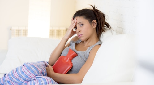 طبيبة: ألم الدورة الشهرية يستحق إجازة مرضية