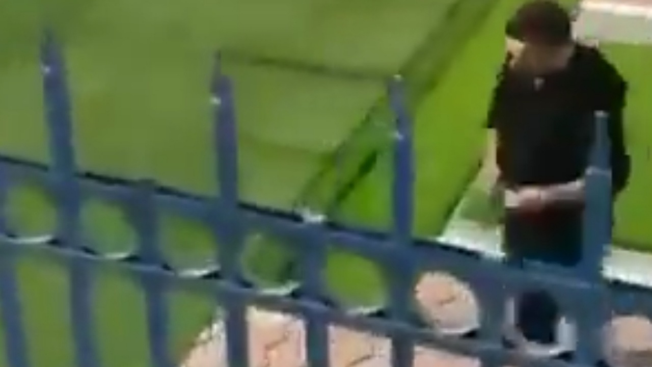 مشادة بين مشجع ومدرب في الدوري الكويتي .. فيديو