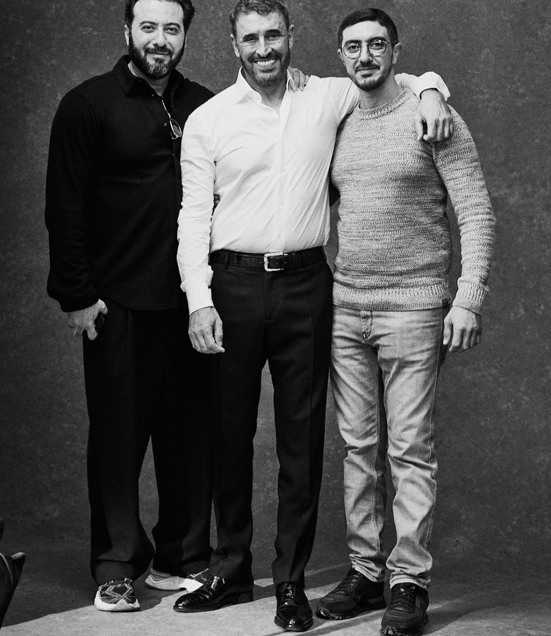 كاظم الساهر في أحدث ظهور له يحتضن ابنيه سام وعمر في لقطات دافئة .. صور