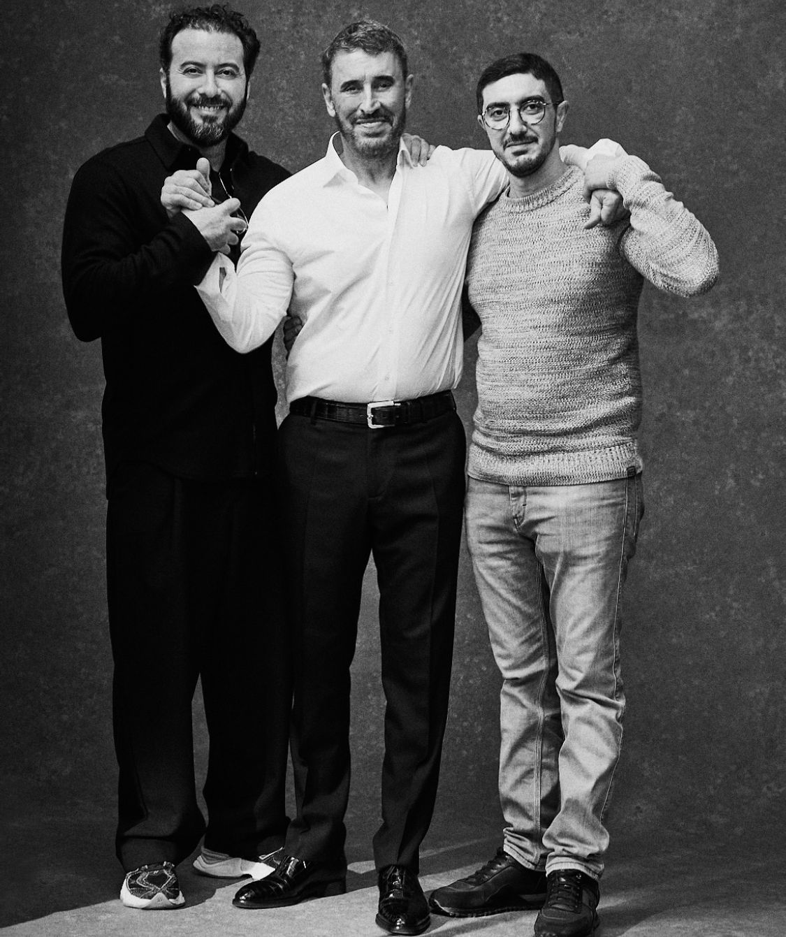 كاظم الساهر في أحدث ظهور له يحتضن ابنيه سام وعمر في لقطات دافئة .. صور