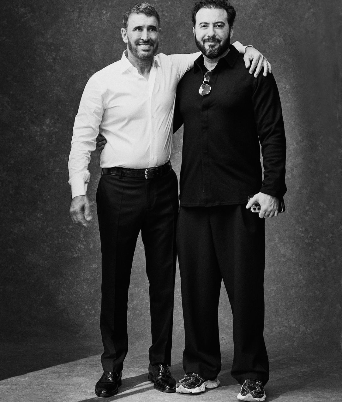 كاظم الساهر في أحدث ظهور له يحتضن ابنيه سام وعمر في لقطات دافئة .. صور