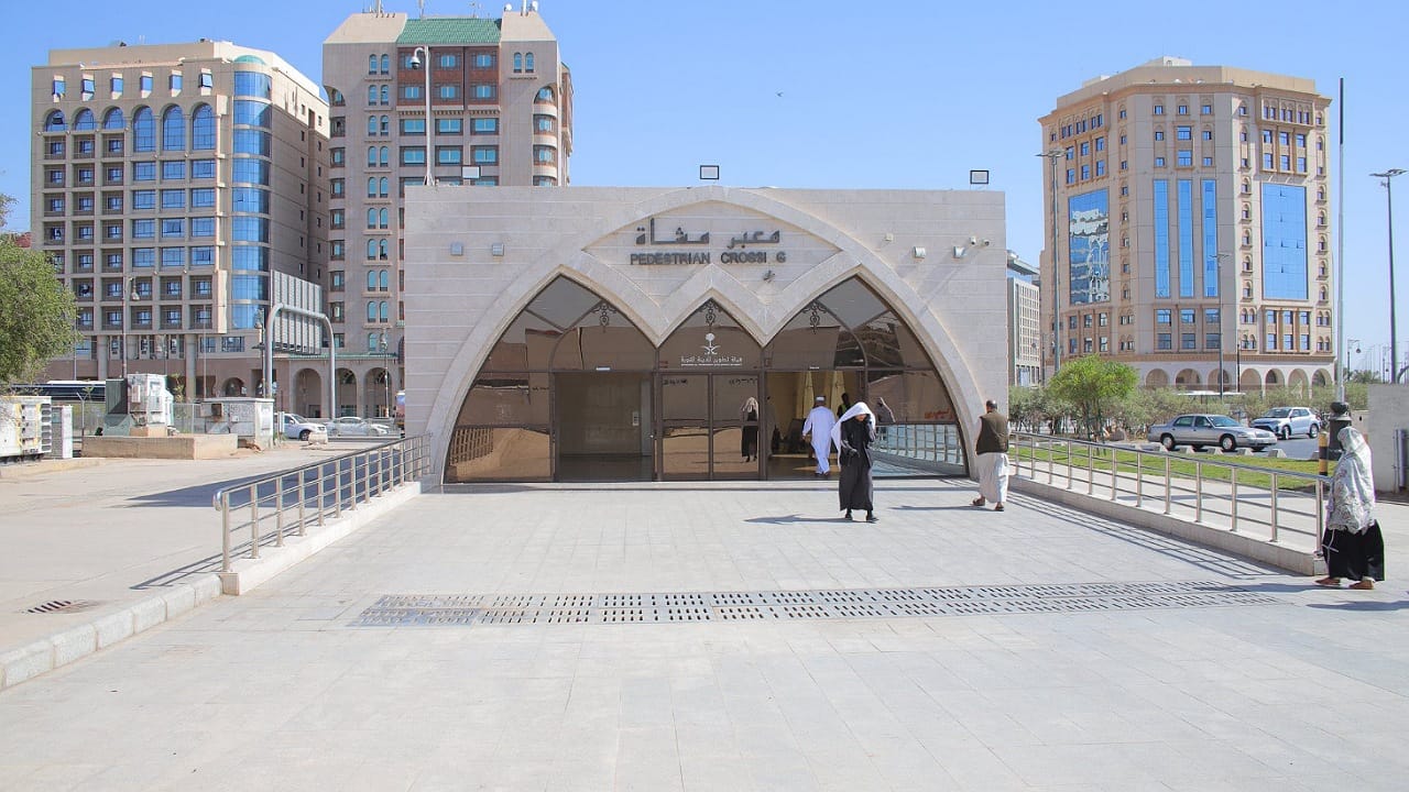 رواق عمر بن الخطاب: نقطة تحول جديدة لراحة الزوار حول المسجد النبوي .. فيديو وصور