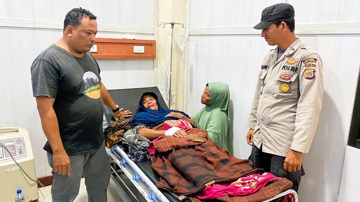 سيدة تتصدى لهجوم تمساح بلكمة قوية على وجهه .. صورة