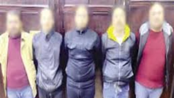 5 شباب يختطفون فتاتين ويعتدون عليهما جنسيا تحت تهديد السلاح