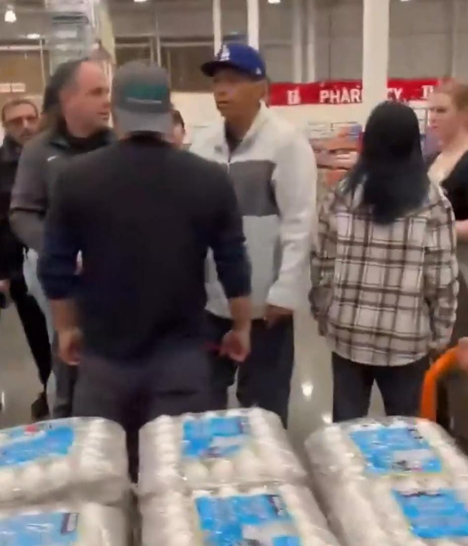 عراك ومشادات حادة بين راغبين في شراء البيض بمتجر بأمريكا.. فيديو