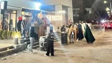 مقهى في الأردن يشترط ارتداء حرام للحصول على مشروب مجاني .. صور