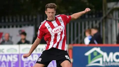 مدافع يكشف معاناته مع مرض كاد ينهي مسيرته الكروية