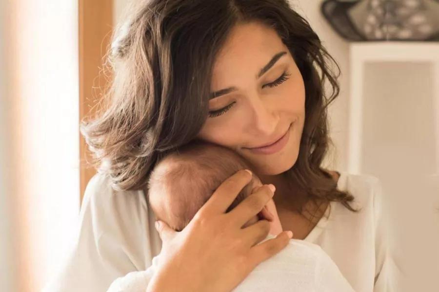 أخصائية أسرية: عبارة توقف عن البكاء تؤذي طفلك