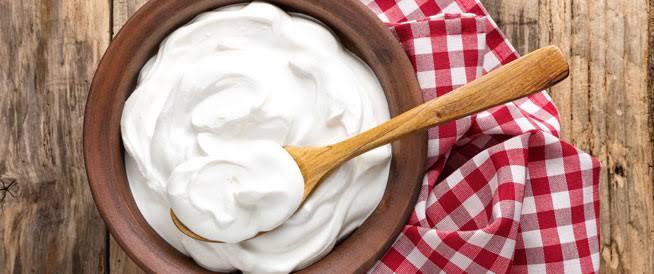 أخصائي يحذر من ترك الحليب والزبادي خارج الثلاجة لأكثر من ساعتين