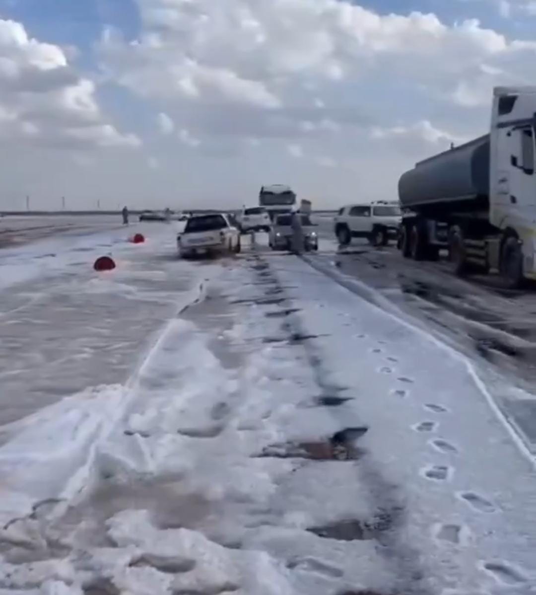 الثلوج تكسو بردية مفرق صخبيرة في المدينة المنورة.. فيديو