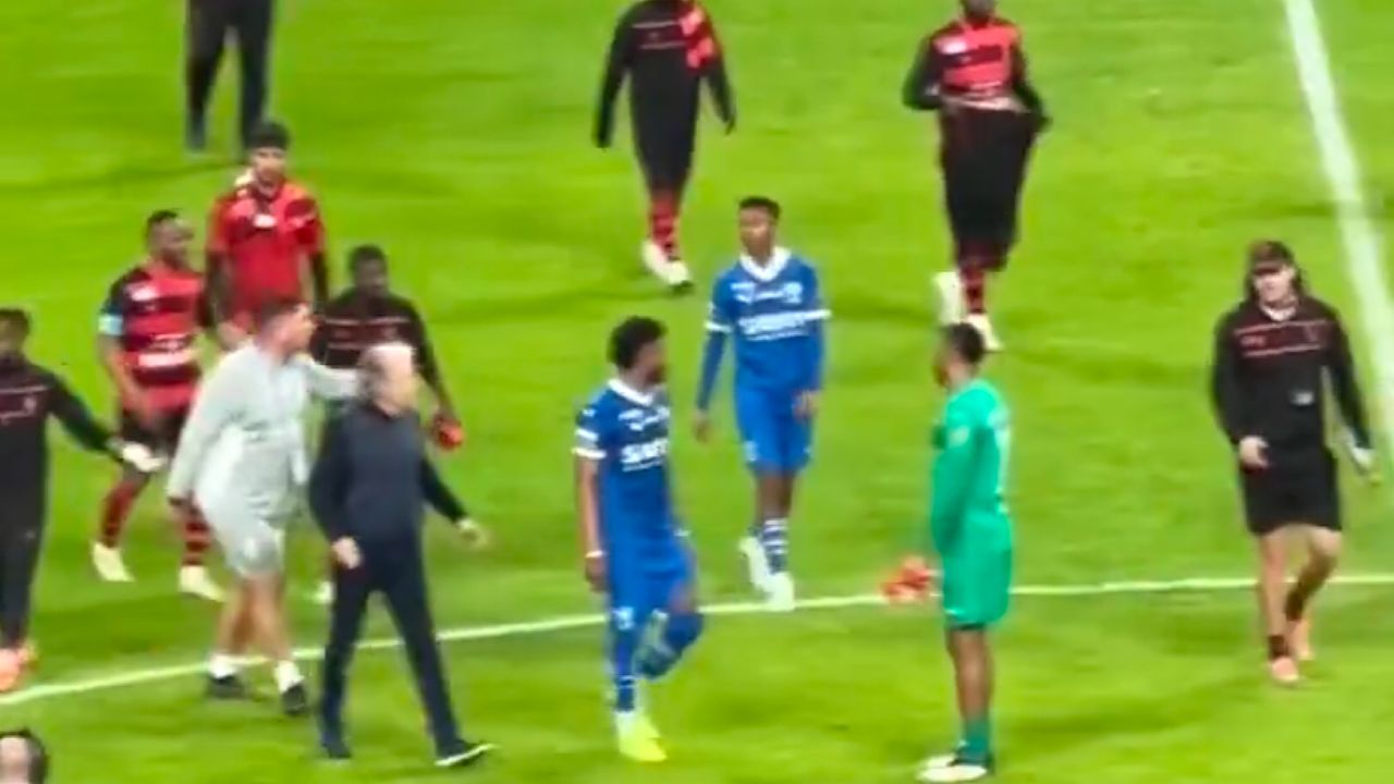 مشادة بين البليهي وأحد إداري الرياض .. فيديو