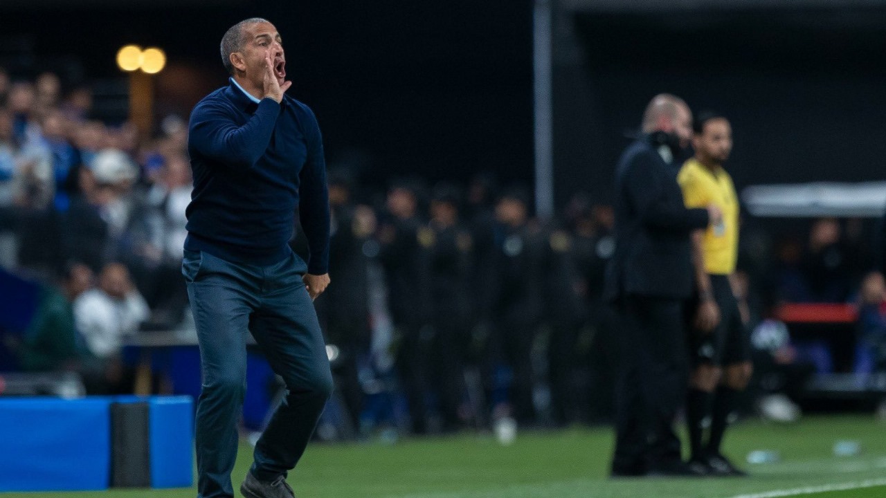 مدرب الرياض : الهلال سيحارب حتى نهاية الموسم