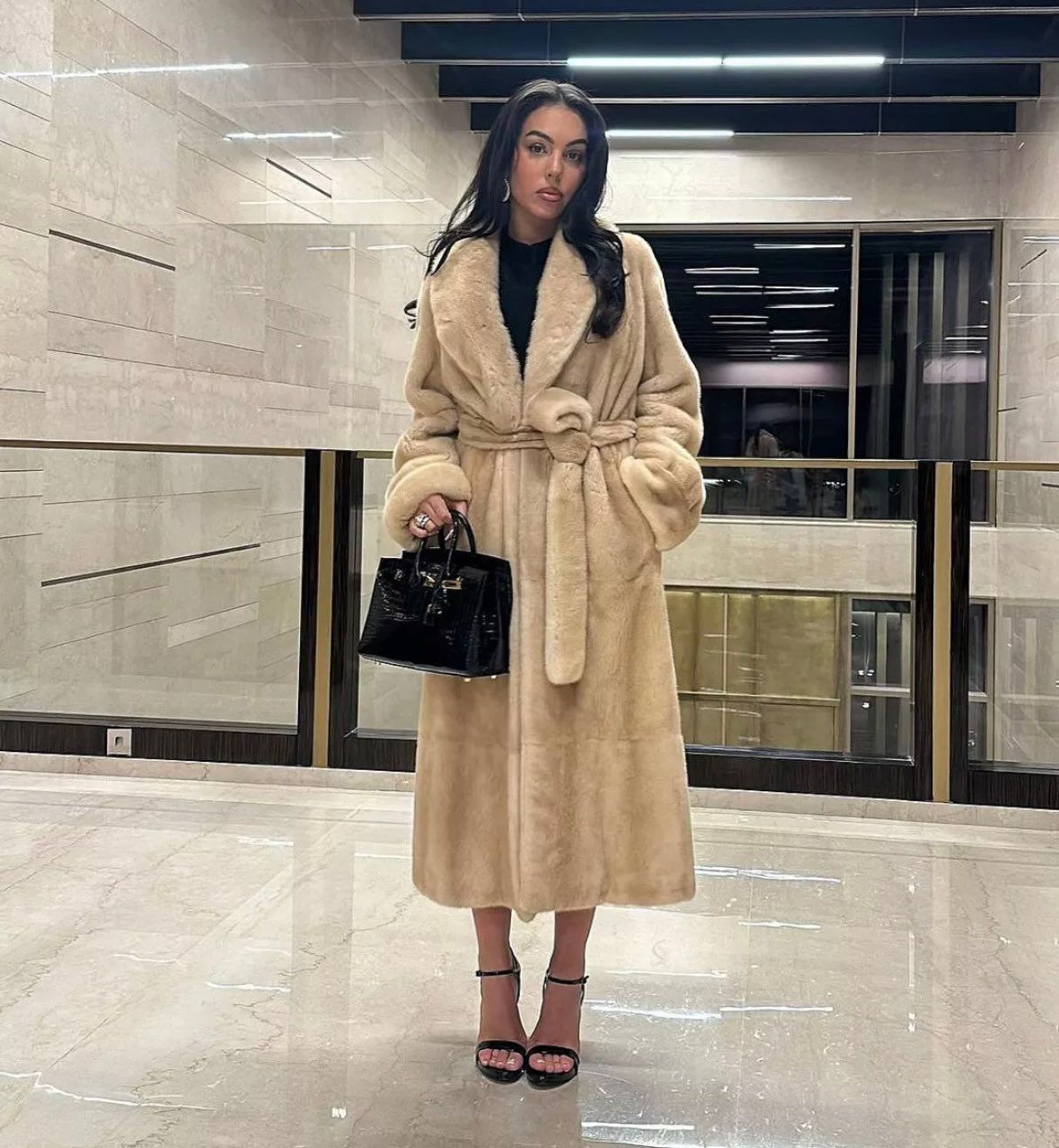 ريما العنزي في إطلالة جديدة مشابهة لجورجينا