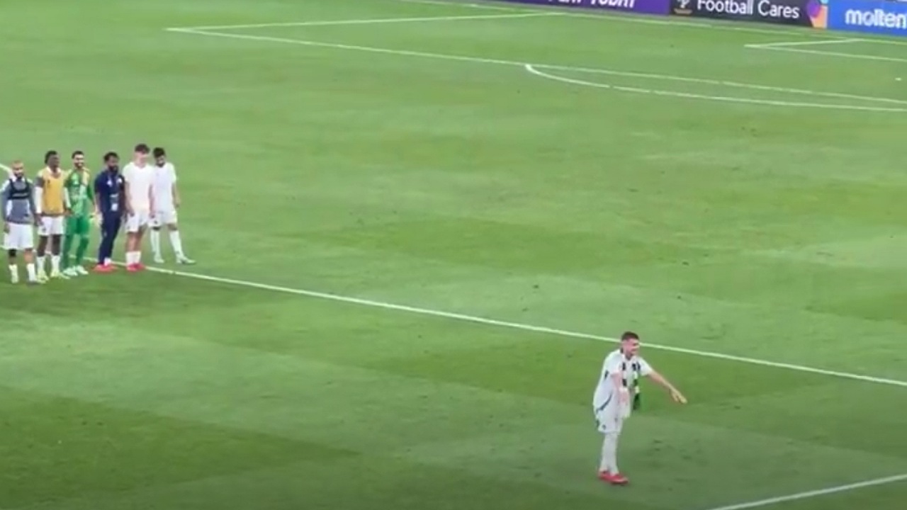 أليوسكي يحتفل مع جماهير الاهلي بعد الفوز على الغرافة .. فيديو