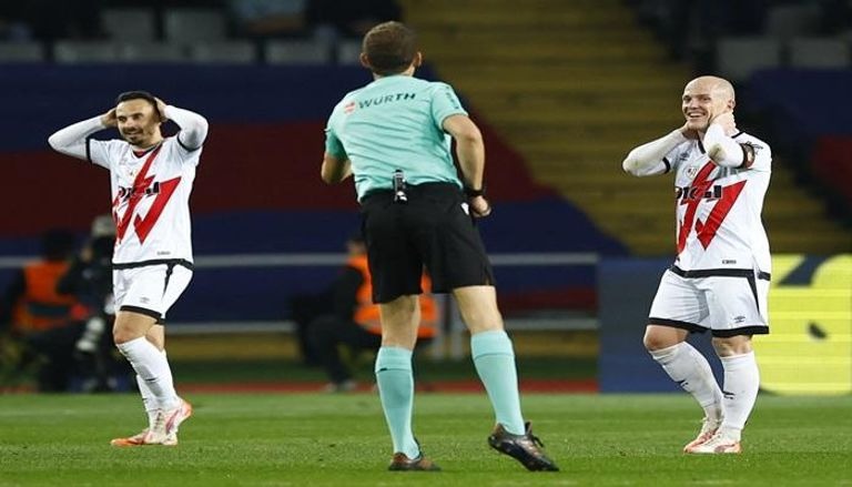 تفاصيل حديث الفار مع الحكم عن ركلة الجزاء الجدلية بمباراة برشلونة وفاليكانو