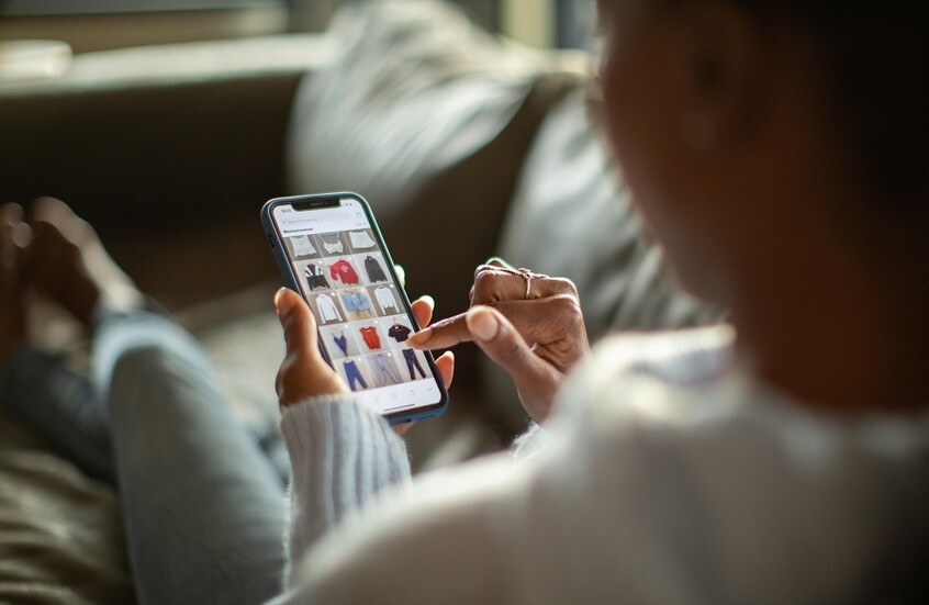 مؤسس أمازون مهدد بالسجن في بريطانيا لبيعه سكاكين للأطفال