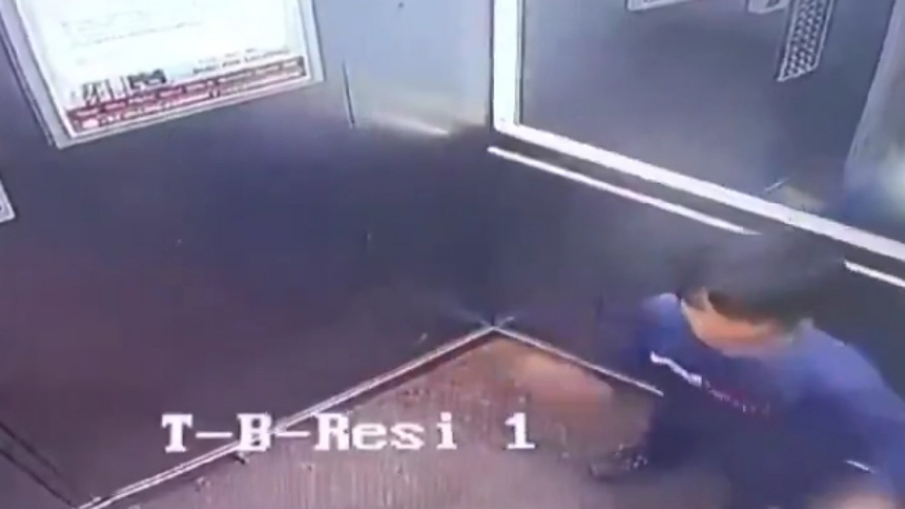 امرأة تصفع طفل وتطرده من مصعد لخوفه من كلبها ..فيديو