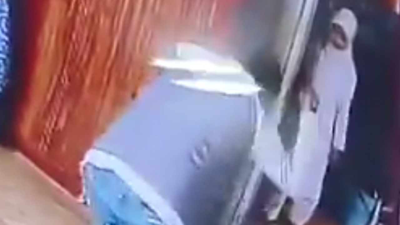 معلم يعتدي بوحشية على طالبات بسبب أخطاء بسيطة ..فيديو