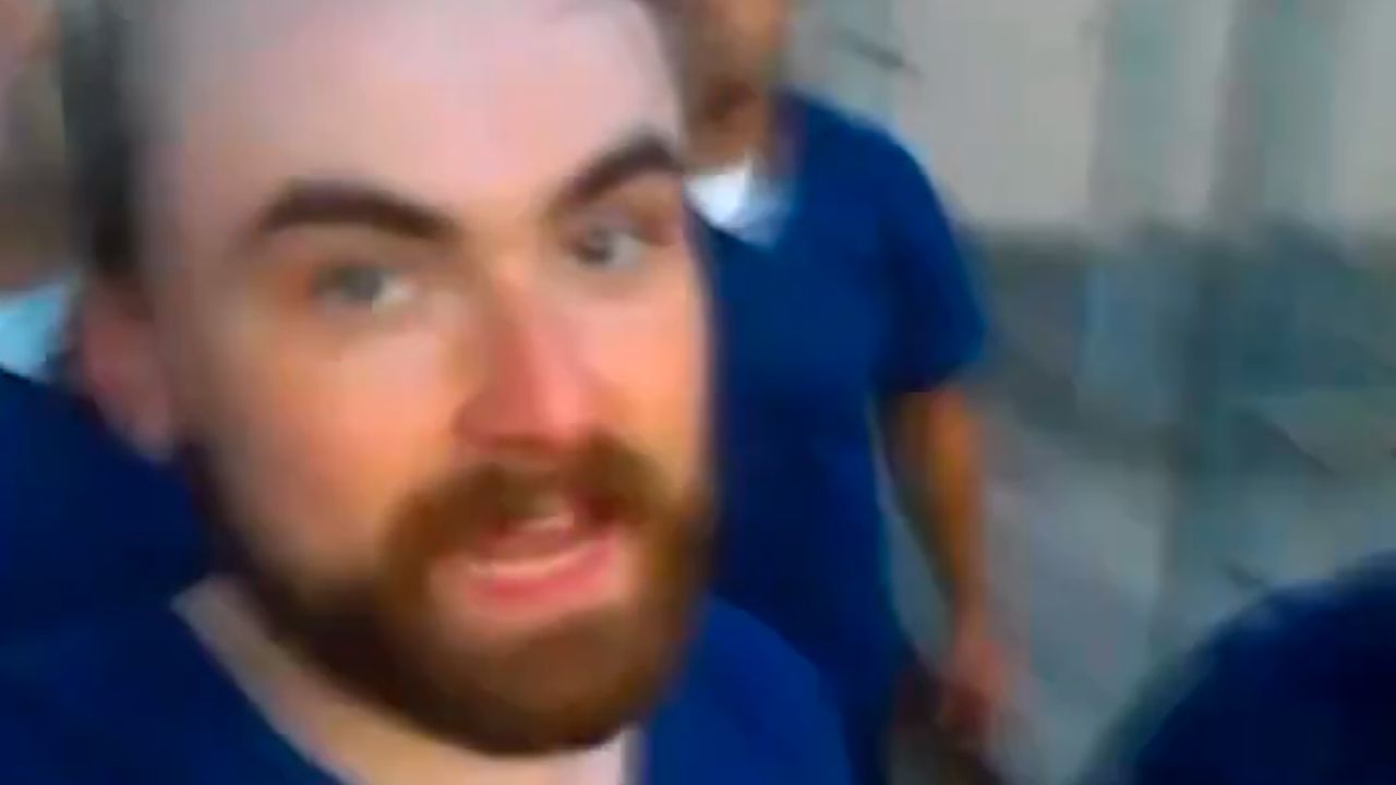 سجين يوثق لحظه هروبه من زنزانته ..فيديو