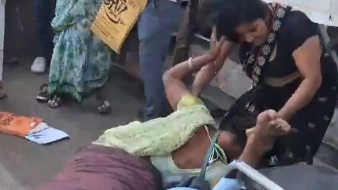 شجار عنيف بين حماة وزوجة ابنها أمام المحكمة وسط دهشة الحاضرين.. فيديو