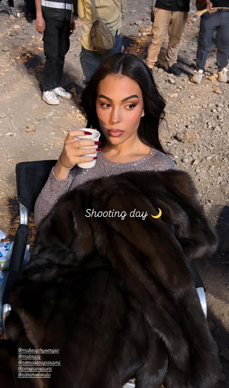 جورجينا تستمتع بوقتها في البر .. صور