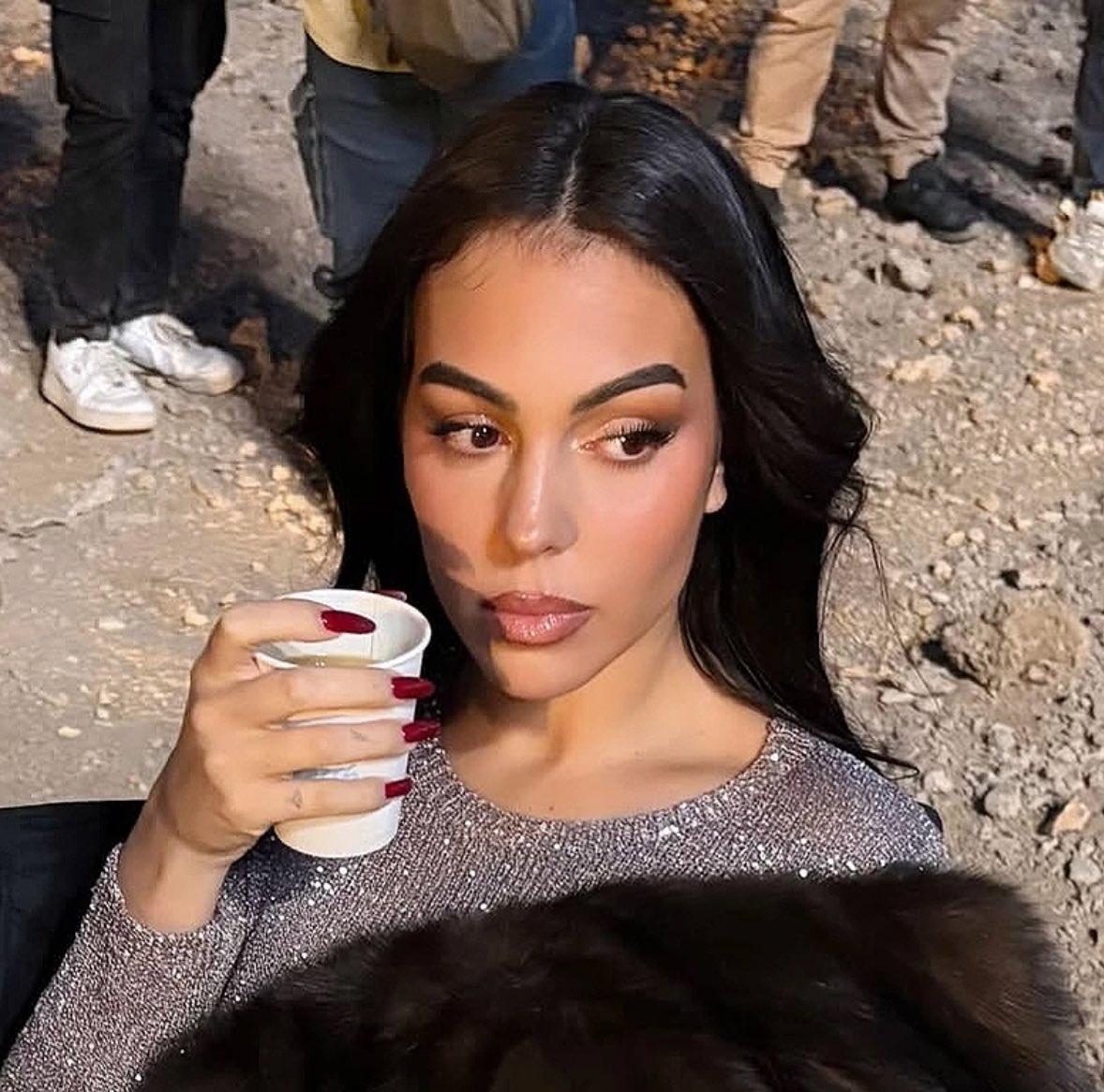 جورجينا تستمتع بوقتها في البر .. صور