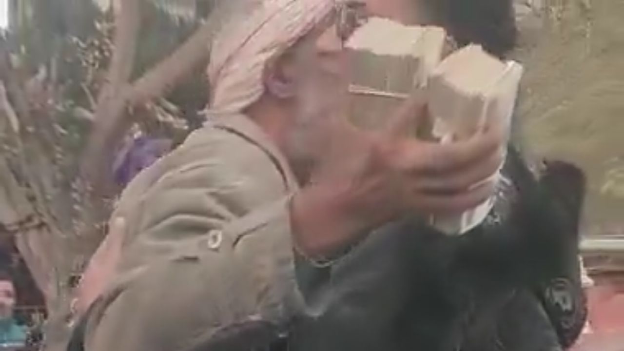 محمد رمضان يوزع أموال كثيرة على أحد الأشخاص في الشارع.. فيديو