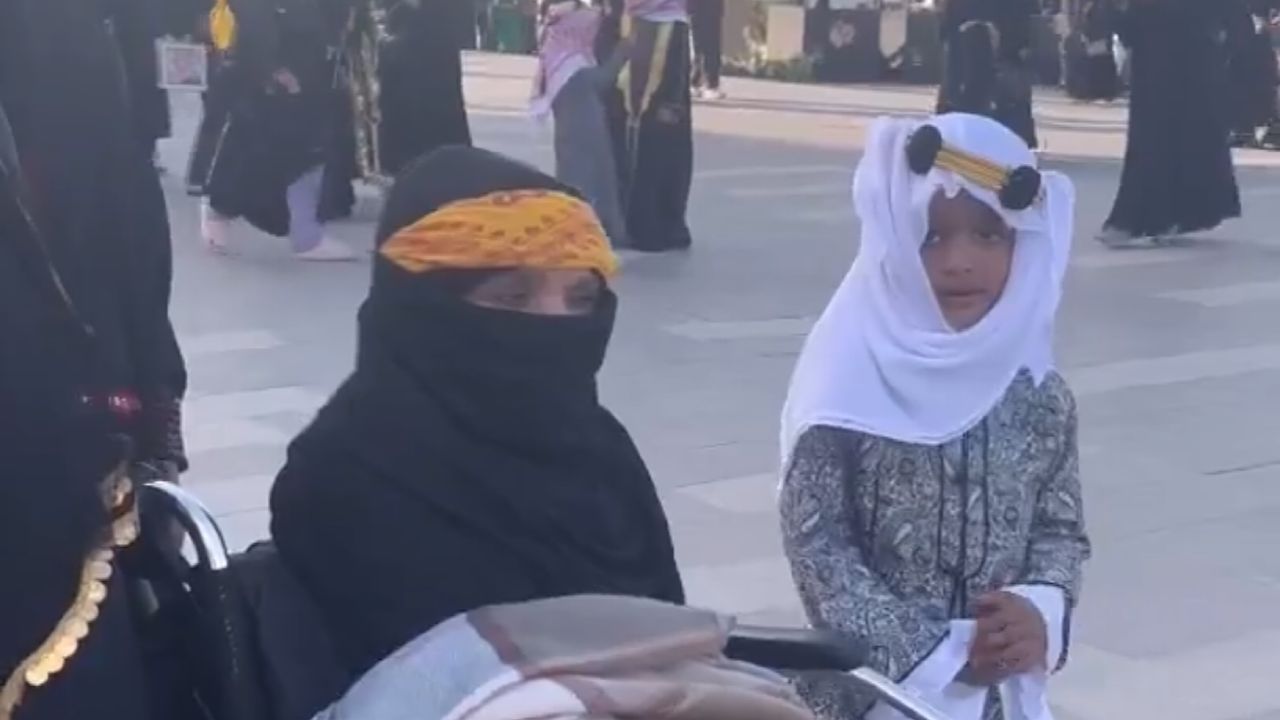 تسعينية تشارك بناتها وأحفادها الاحتفال بيوم التأسيس.. فيديو