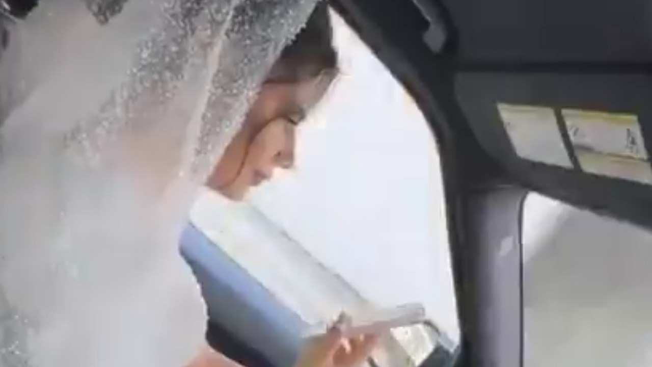 عروس تقود سيارتها بفستان الزفاف لإحضار العريس ..فيديو