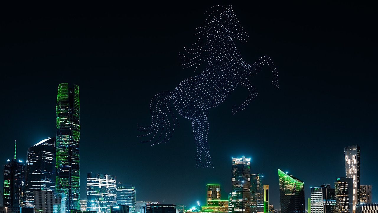 عروض الدرون تشكل لوحة فنية في سماء الرياض احتفاء بذكرى يوم التأسيس