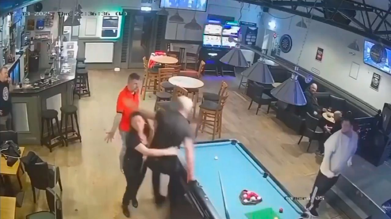 لكمة قاضية لرجل تحرش بزوجة آخر أمامه.. فيديو