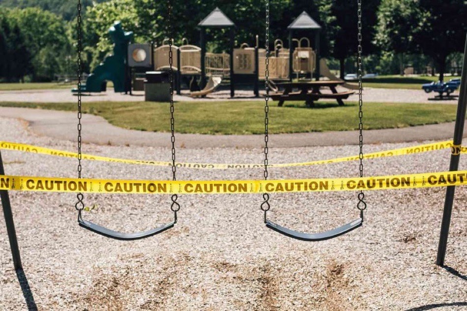 طائر يسقط يدا بشرية مقطوعة في ساحة مدرسة